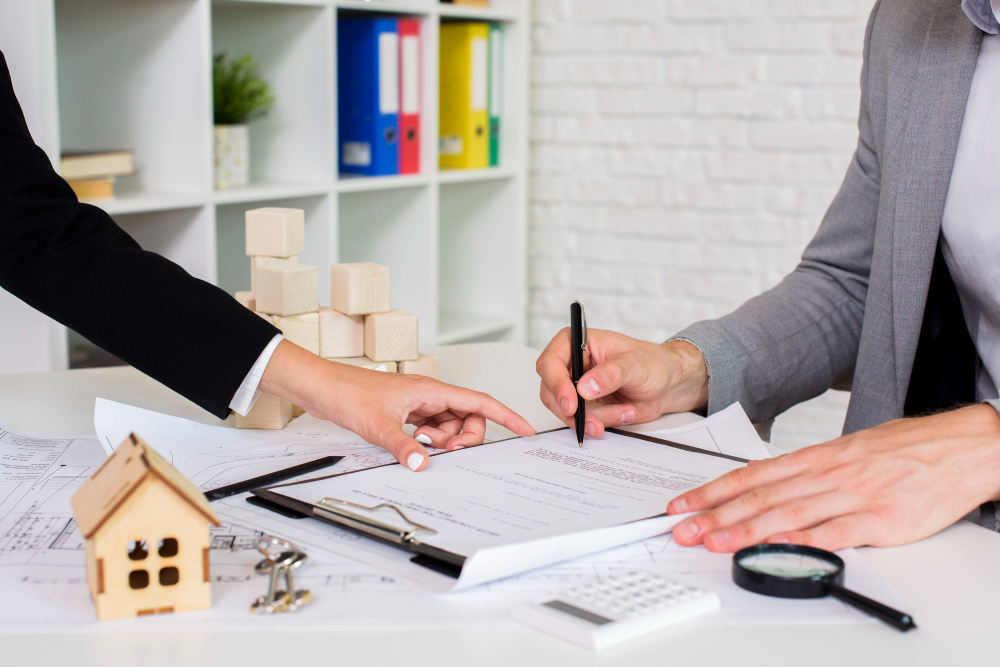 Mulher sugerindo alterações em contrato de compra